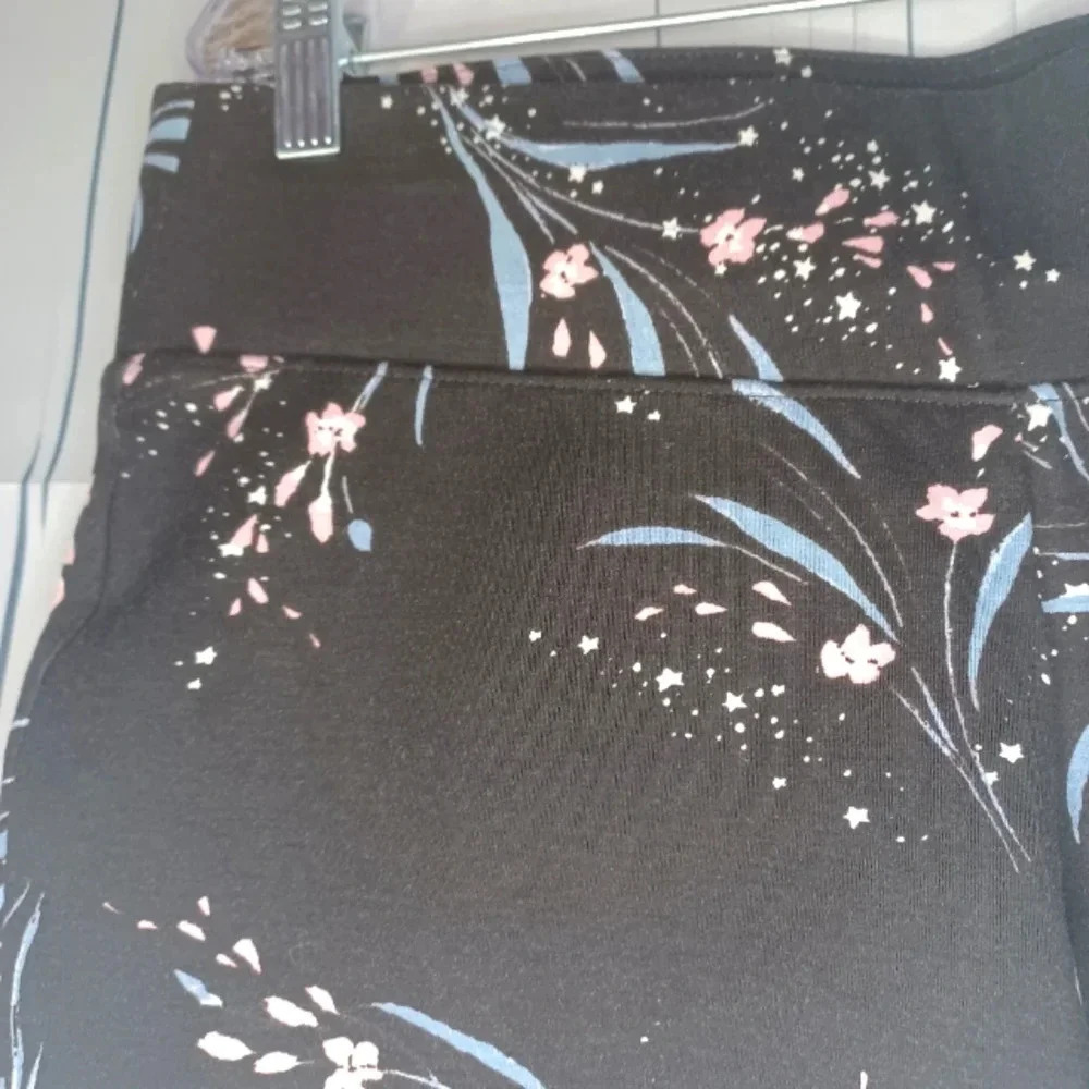 Torrid Studio Ponte Slim Fit Cropped Pixie Contemporary Floral Pull On Pants - Picture 3 of 10